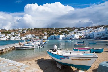 Mykonos, Yunanistan deniz plajında hızlı tekneler. Beyaz evler dağ manzarası ile deniz köy. Yaz tatili bir Akdeniz Adası, macera. Yolculuk tutkusu ve kavram seyahat