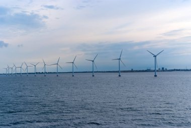 Rüzgar türbinleri denizde Kopenhag, Danimarka. Yenilenebilir ve alternatif sürdürülebilir enerji üretimi için offshore rüzgar çiftliği. Yeşil ekonomi. Ekoloji ve çevre. Eko güç