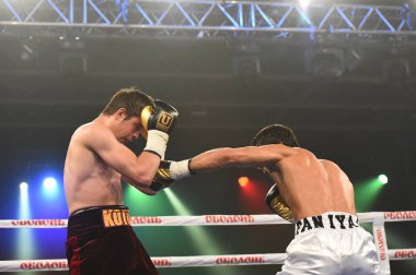 Kiev, Ukrayna - 16 Eylül 2017: Sparta boks Haritayı dahil altı sıralaması mücadele. Milli Güvenlik'Olimpiyskiy, Kiev, Ukrayna sıralaması için kavga sırasında halka tanımlanamayan bir boksörler