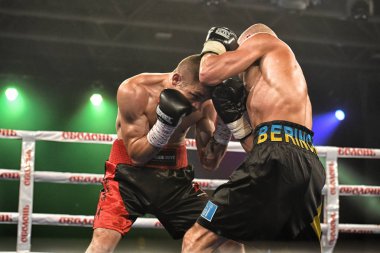 Kiev, Ukrayna - 16 Eylül 2017: Sparta boks Haritayı dahil altı sıralaması mücadele. Milli Güvenlik'Olimpiyskiy, Kiev, Ukrayna sıralaması için kavga sırasında halka boksörler Ismael Garcia ve Denys Berinchyk