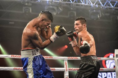 Kiev, Ukrayna - 16 Eylül 2017: Sparta boks Haritayı dahil altı sıralaması mücadele. Milli Güvenlik'Olimpiyskiy, Kiev, Ukrayna sıralaması için kavga sırasında halka tanımlanamayan bir boksörler