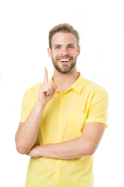 Tenho uma ideia. Homem barbudo sorriso com o dedo levantado isolado no branco. Macho feliz em camiseta amarela com gesto. Negócios. Presta atenção a isto. Uma ideia recente. Casualmente bonito — Fotografia de Stock