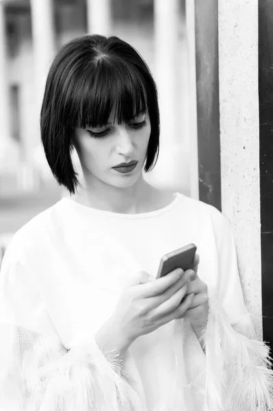 Mulher usa celular em Paris, França — Fotografia de Stock