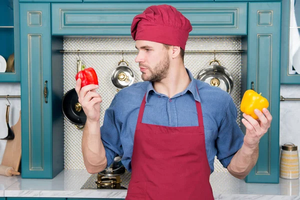 Tanıdık olmayan sebzeleri seç. Daha az tanıdık malzemelerle çalış. Malzemeleri kullanarak çok sık yemek yapmazsınız. Belirli şeyleri düşünürsünüz. Kokuları ve diğer tatları aşina olduğunuz yemeklerde karıştırırsınız.