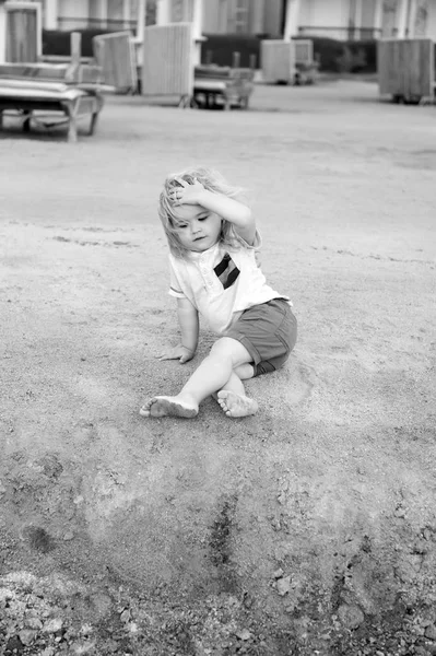 Ragazzo con i capelli biondi divertirsi sulla sabbia — Foto Stock