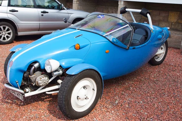 Oban, Royaume-Uni - 20 février 2010 : Kit car on gravel ground. voiture rare. Blackjack avion car. Automobile avec trois roues en plein air. Transports et transports. Voyager et errer — Photo