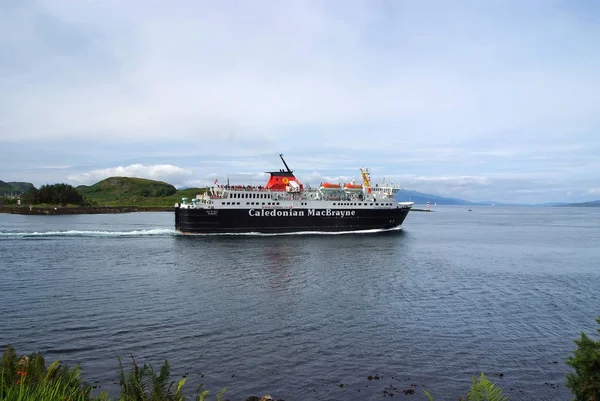 Oban, Reino Unido - 20 de fevereiro de 2010: Navio de férias navegando ao longo da costa marítima. Cruzeiro no mar. Destino de cruzeiro e viagens. Férias de verão na ilha. Viagem marítima. Wanderlust e descoberta — Fotografia de Stock