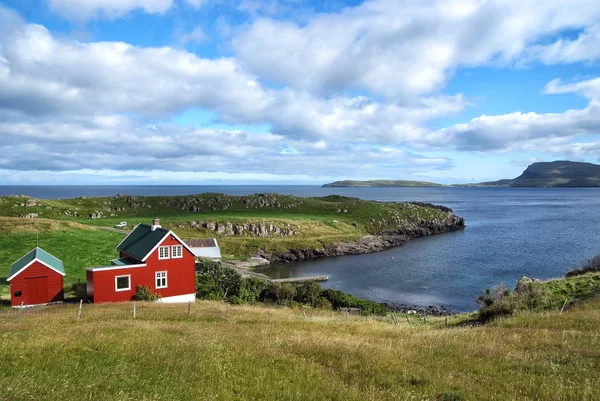 在丹麦 Torshavn 多云的天空上, 海边的房子。海景木制房屋。景色优美。乡下的暑假。建筑学和设计。生态与环境 — 图库照片