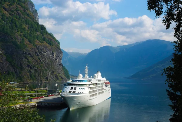 Ozeandampfer im Seehafen auf Berglandschaft in Flam, Norwegen. Kreuzfahrtschiff im Seehafen mit grünen Bergen. Kreuzfahrtziel und Reise. Sommerurlaub und Urlaub. Fernweh und Entdeckung — Stockfoto