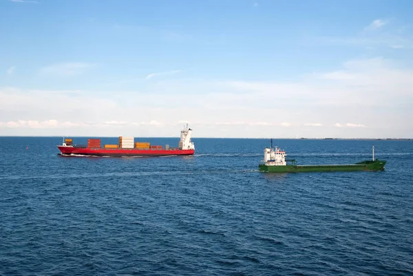バージ船、コペンハーゲン、デンマークの海で貨物コンテナーです。貨物は、牧歌的な空に青い海に浮かぶを船します。海上輸送、交通機関。送料と発送。物流 — ストック写真