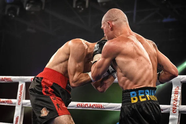 乌克兰基辅 2017年9月16日 斯巴达拳击表演包括六级战斗 拳击手伊斯玛加西亚和丹尼斯 Berinchyk 在拳击比赛中的排名点 Olimpiyskiy 乌克兰 — 图库照片