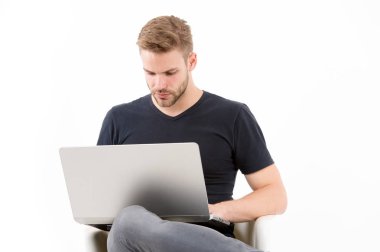 Yapacak çok işim var. Dizüstü bilgisayar meşgul adamla yüz planlama yoğunlaşmıştır. Adam yakışıklı siyah gömlek inşaat izole bilgisayar beyaz tıraşsız. Adam iş laptop listelemek planlama ile meşgul.