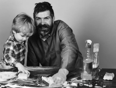 Aile zaman kavramı. Baba ile oğlu ve mavi arka plan üzerinde temizlik malzemeleri.