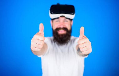Sakal ve bıyık Vr gözlük, mavi arka plan ile olan adam. Hipster mutlu yüz defocused jest, yaşasın gösterir. VR teknolojisi kavramı. Adam Vr gözlük veya baş ile görüntü monte