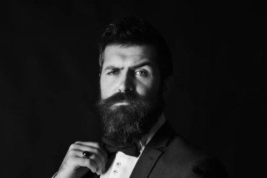 Retro akıllı takım elbise ve kravat kahverengi zemin üzerine adam. İşadamı emin yüz papyon ayarlar