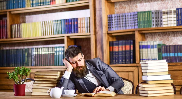 Masasında oturan üst düzey iş adamı