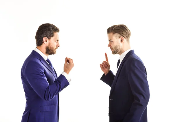 Hombres con trajes o hombres de negocios con rostros y gestos tensos  . — Foto de Stock