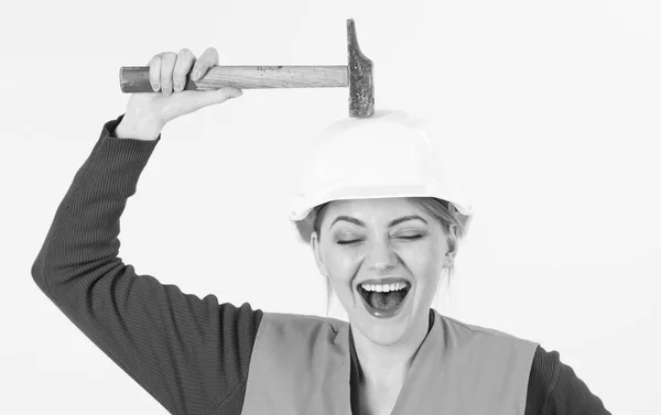 Kobieta się ze śmiechu twarz uderzeniami młotkiem w głowę — Zdjęcie stockowe