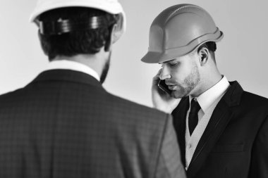 Mimarlar projeyi tartışmak. Çalışan iş toplantısında smartphone ile. İnşaat, mühendislik, iş, meslek kavramı.