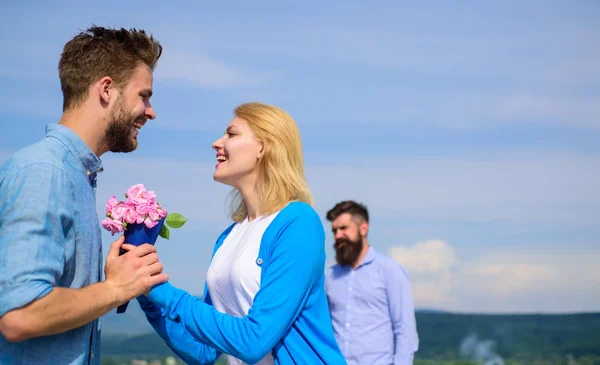 Neue Liebe. Ex-Partner beobachtet Mädchen beginnt glückliche Liebesbeziehungen. verliebtes Paar aus Dating im Freien sonnigen Tag, Himmel Hintergrund. Paar mit Blumenstrauß romantisches Date. Ex-Mann eifersüchtig auf Hintergrund — Stockfoto