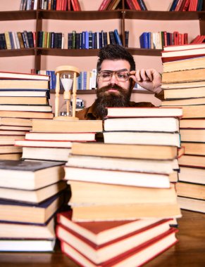 Zaman akışı kavramı. Öğretmen ya da sakal Kitaplığı'nda eğitim ile öğrenci. Adam ciddi yüz izlerken zaman raflardan, arka plan üzerinde gidiyor. Dostum, bilim adamı bardaklarda kum saati görünüyor