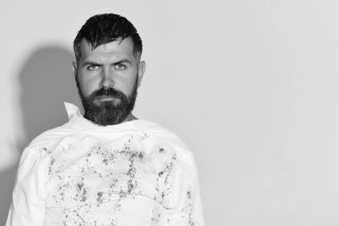 Kıyafet ve özel stil kavramı. Adam açık gri renkli, kopya alanı üzerinde ciddi bir yüz ile