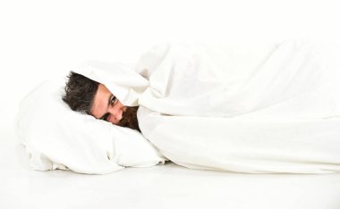 Sakallı adam yüz battaniyenin altında gizler. Tembel ve tembellik