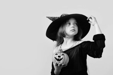 Cadılar Bayramı ve kutlama konsepti. Cadı kostümlü çocuk