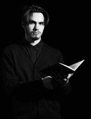 Gerçekten yakışıklı sakallı bir adam.