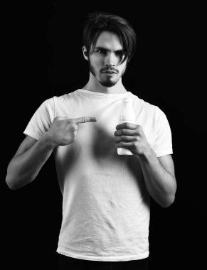 Gerçekten yakışıklı sakallı bir adam.