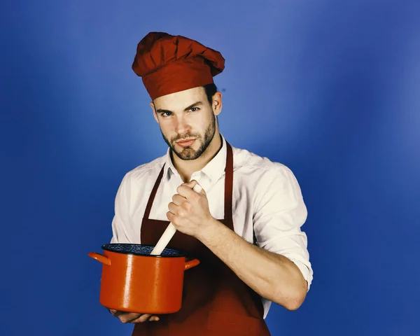 Чоловік у формі кухаря суміші в горщику з дерев'яною ложкою — стокове фото
