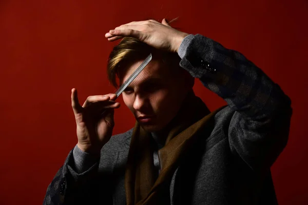 Stylist makes hairstyle. Man in vintage style holds comb — Stock Photo, Image