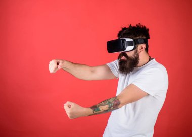 Vr sakallı sürüş araba, kırmızı arka plan gözlük. Sanal yarış kavramı. Adam oyun Vr. Hipster içinde araba hızlı sanal gerçeklik agresif yüzündeki yarış oyunu