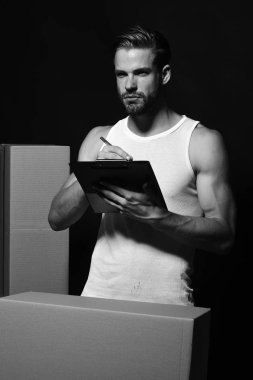 Cinsellik ve dokunaklı konsept. Kaslı elli bir teslimatçı.