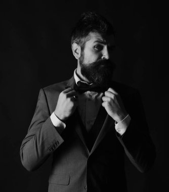 Yöneticisi veya hoparlör ile şık sakal ve bıyık. Adam retro akıllı takım elbise ve yelek kahverengi zemin üzerine.