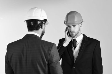 İnşaat, mühendislik, işletme, Mimarlık, partnerchip, meslek kavramı. Girişimci ve mimar ile smartphone.