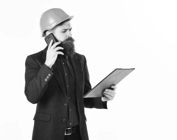 Архітектура, успіх, концепція нових технологій. Бородатий чоловік носить будівельний шолом . — стокове фото