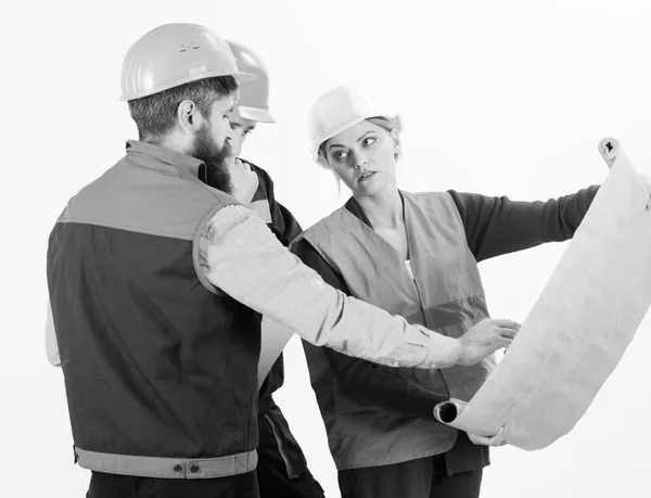 Equipo de constructor, ingeniero, arquitecto discutiendo sobre el proyecto. Concepto de malentendido. Hombres y mujeres en cascos, arquitectos —  Fotos de Stock