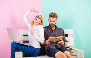 Modern öğrencilerin yanı sıra klasik ders kitapları dijital yaklaşımı kullanın. Öğrenciler eğitim yorgun. Erkek ve kadın farklı öğrenme yaklaşımı kullanın. Çift olan öğrenciler kitap ve dizüstü eğitim