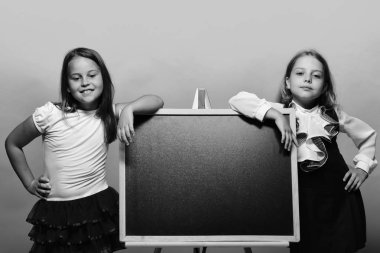 Gurur ve gülümseyen yüzler kızlarla. Sınıf ve okul kavramı dön. Okul kıyafetleri giymiş çocuklar