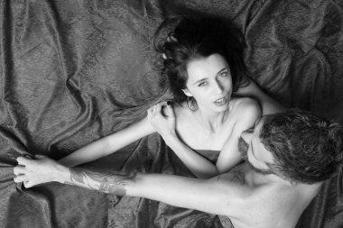 Mükemmel sabah, seks ve aşk kavramı. Sakallı