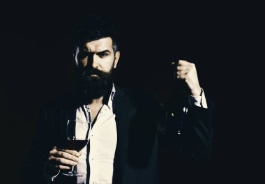 Şarapdenemeye, degüstasyon kavramı. Cabernet veya kırmızı şarap ve şişe cam tutan adam