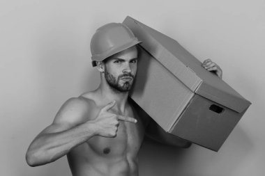 Cinsellik ve hareketli kavramı. Sakallı adam pembe, boks yapmak puan standları.