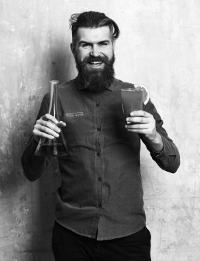 Alkol iğnesi, cam tüp ya da matara tutan vahşi hipster.