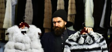 Kürklü Mont zor yüz adam tutar