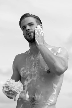 Erkek vücut seksi güçlü gövde ile. Adam köpük ile sağlık ve seks kavram olarak kaplı.