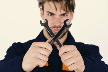 Mekanik veya somun anahtarları elinde muslukçuyla. Sabitleme veya Ayrıntılar sıkma spanner aracı.