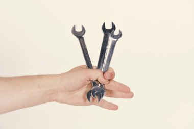 Hizmet ve mühendislik kavramı. Anahtar ekipmanlar metalden yapılmış. Repairer veya mekanik el