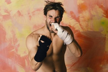 Boksör ya da karate savaş sanatları uygulamaları. Sağlıklı yaşam tarzı ve Japon sporu kavramı. Vahşi yüzü olan adam