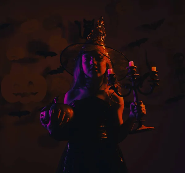 Petite sorcière coiffée d'un chapeau noir. Halloween fête et concept de préparation. Enfant en costume de sorcière effrayant — Photo